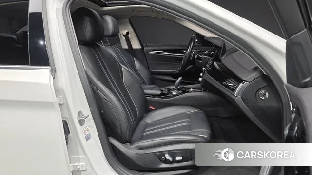 BMW 5 Series (G30) 2018 Белый из Кореи, фото 2