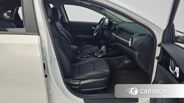 Kia The New K3 2nd generation 2023 Белый из Кореи, фото 2