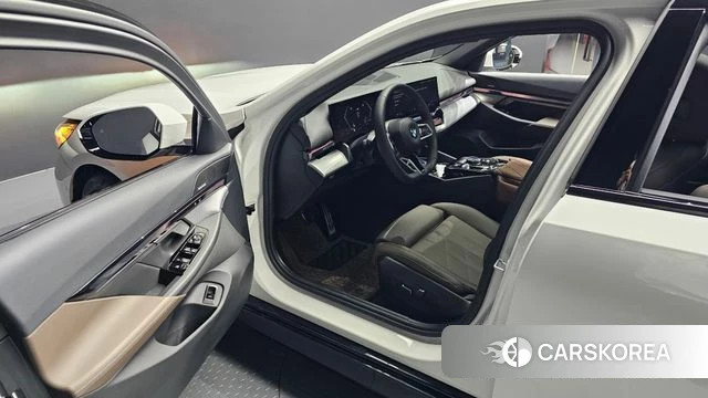 BMW 5 Series (G60) 2025 Белый из Кореи, фото 2