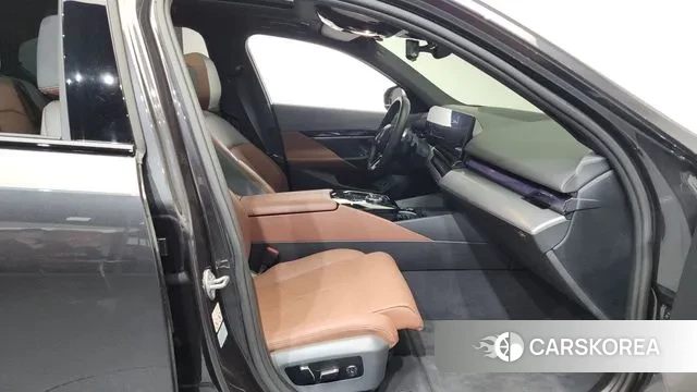 BMW 5 Series (G60) 2023 Серый из Кореи, фото 2