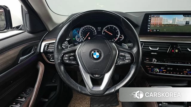 BMW 5 Series (G30) 2018 Белый из Кореи, фото 2