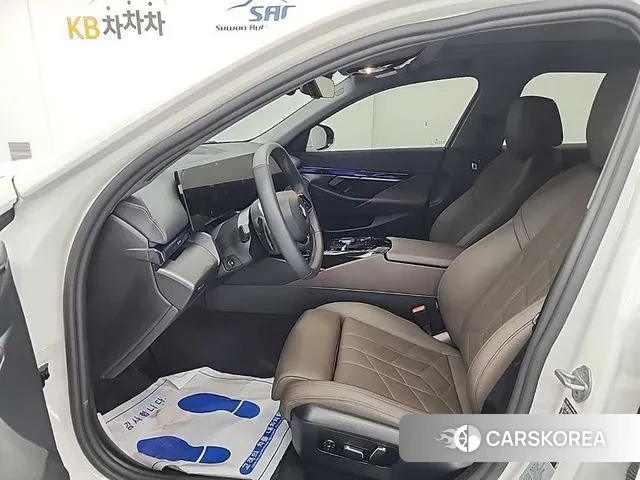 BMW 5 Series (G60) 2025 Белый из Кореи, фото 2