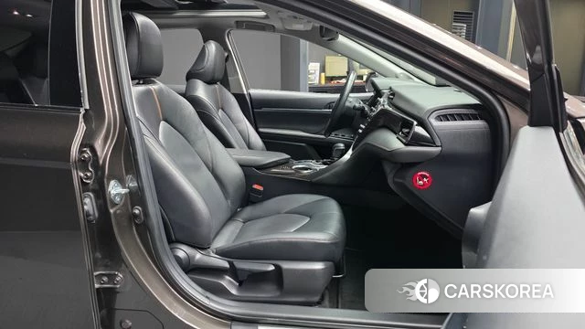 Toyota Camry (XV70) 2019 Коричневый из Кореи, фото 2