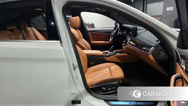 BMW 5 Series (G30) 2020 Белый из Кореи, фото 2