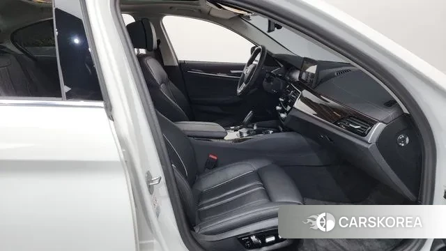 BMW 5 Series (G30) 2023 Белый из Кореи, фото 2