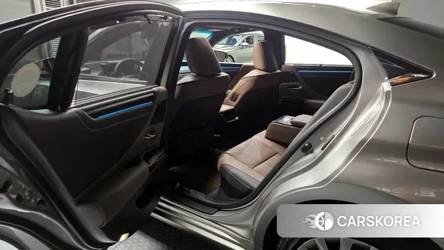 Lexus ES300h 7th generation 2023 Серебряный из Кореи, фото 2