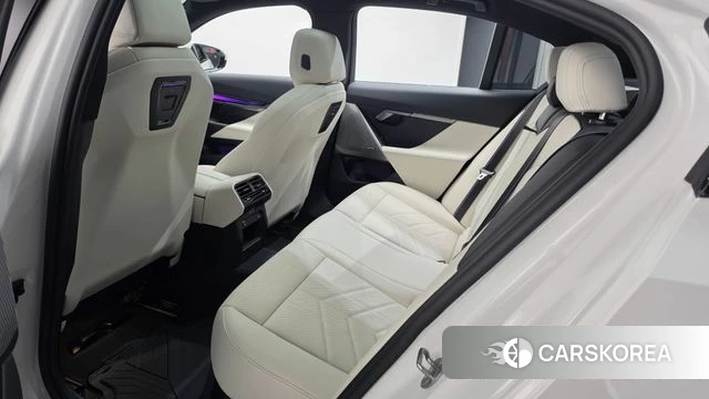 BMW 5 Series (G60) 2024 Белый из Кореи, фото 2