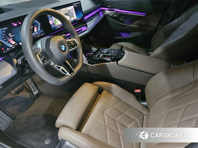 BMW 5 Series (G60) 2025 Серебристо-серый из Кореи, фото 2