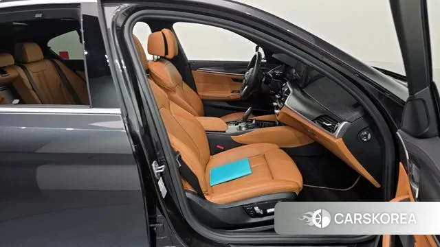 BMW 5 Series (G30) 2023 Серый из Кореи, фото 2