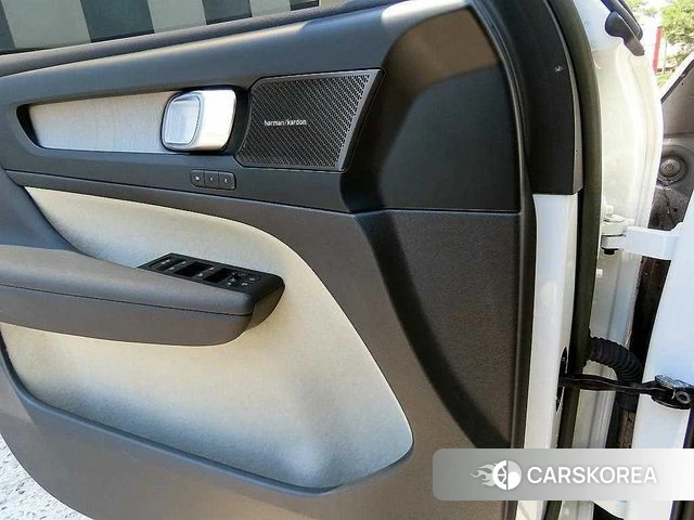 Volvo XC40 2022 Белый из Кореи, фото 2