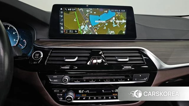 BMW 5 Series (G30) 2018 Серый из Кореи, фото 2