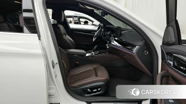 BMW 5 Series (G30) 2022 Белый из Кореи, фото 2