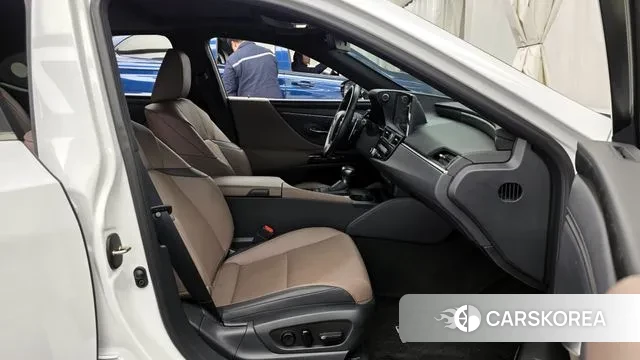 Lexus ES300h 7th generation 2024 Белый из Кореи, фото 2