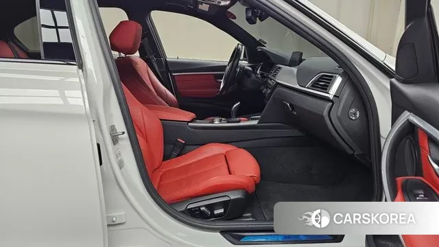 BMW 3 Series (F30) 2018 Белый из Кореи, фото 2