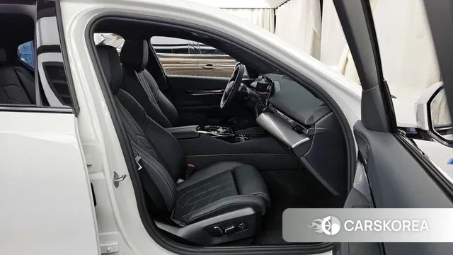 BMW 5 Series (G60) 2025 Белый из Кореи, фото 2