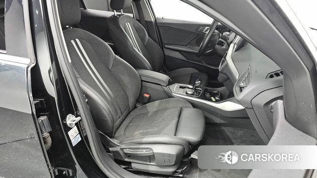 BMW 1 Series (F40) 2021 Черный из Кореи, фото 2
