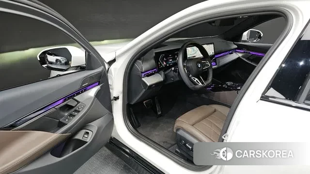 BMW 5 Series (G60) 2025 Белый из Кореи, фото 2