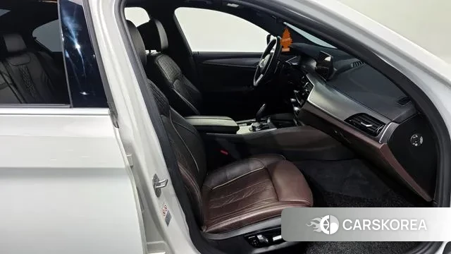 BMW 5 Series (G30) 2019 Белый из Кореи, фото 2