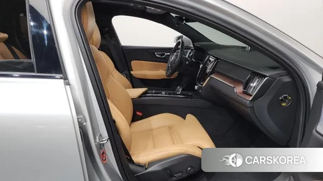 Volvo V60 Cross-Country 2nd Generation 2021 Серебряный из Кореи, фото 2