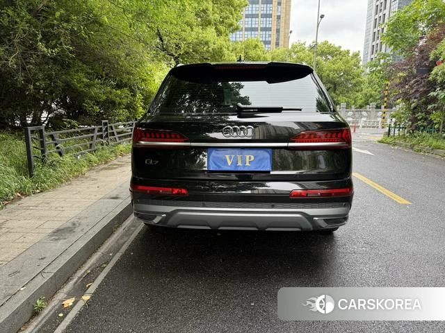Audi Q7 2023 Черный из Китая, фото 2