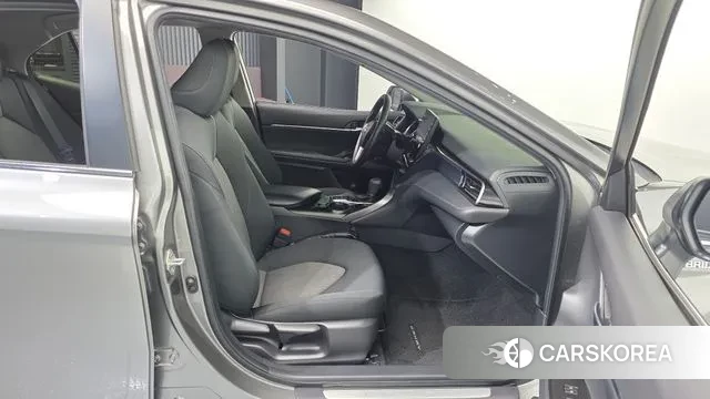 Toyota Camry (XV70) 2023 Серебристо-серый из Кореи, фото 2