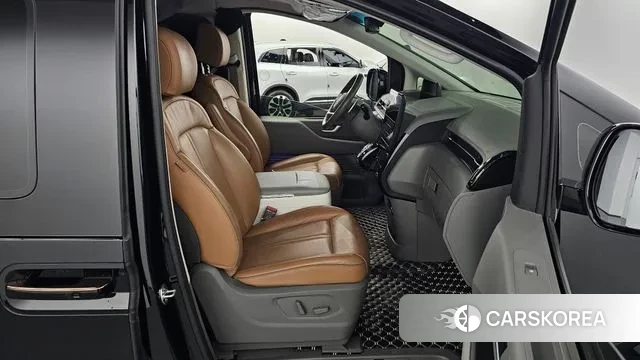 Hyundai Staria 2023 Черный из Кореи, фото 2