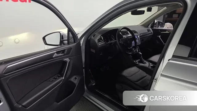 Volkswagen Tiguan second Generation 2018 Серебряный из Кореи, фото 2