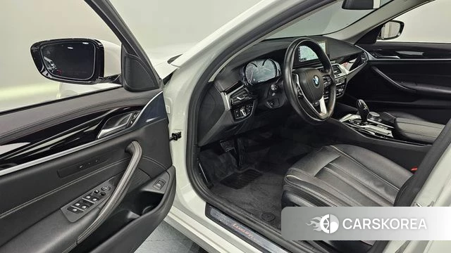 BMW 5 Series (G30) 2018 Белый из Кореи, фото 2