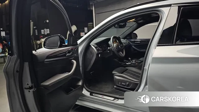 BMW X4 (G02) 2024 Светло-серебряный цвет из Кореи, фото 2