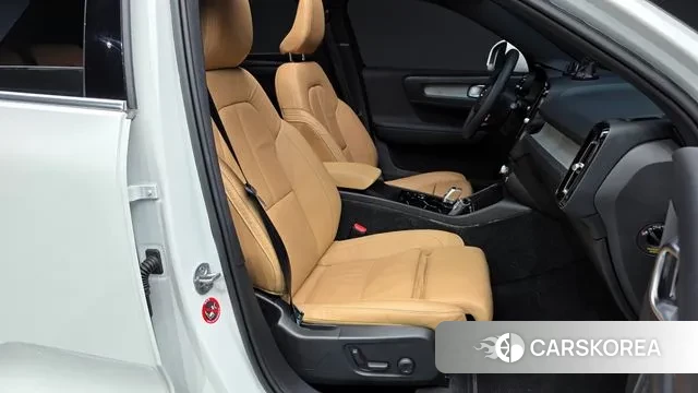 Volvo XC40 2022 Белый из Кореи, фото 2
