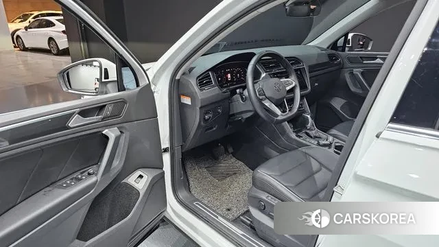 Volkswagen Tiguan second Generation 2022 Белый из Кореи, фото 2