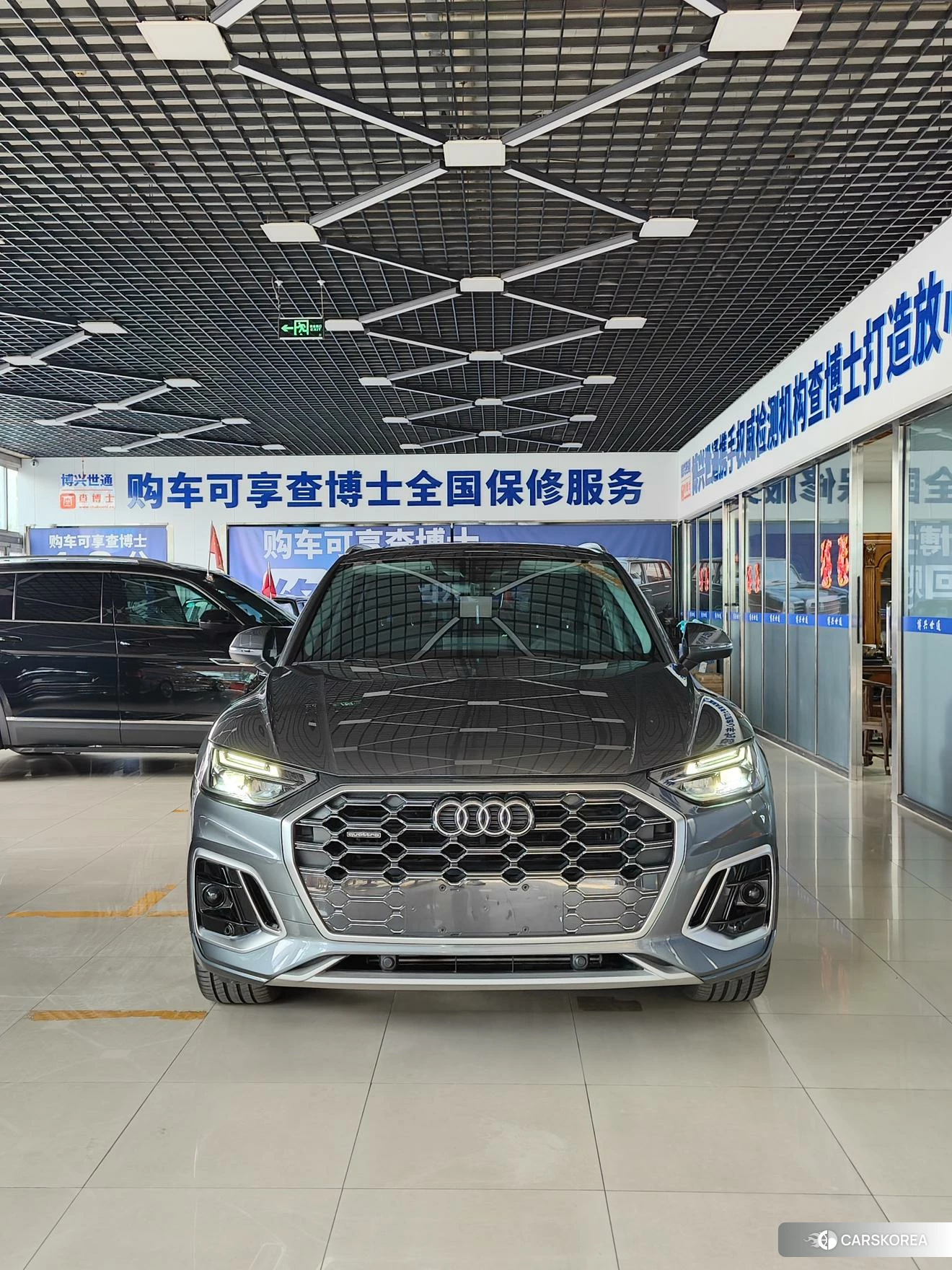 Audi Q5L 2021 Темно-серый из Китая, фото 2
