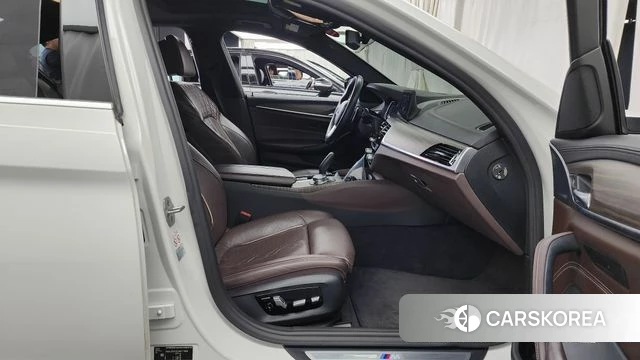 BMW 5 Series (G30) 2018 Белый из Кореи, фото 2