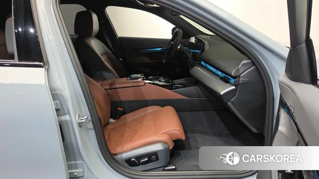 BMW 5 Series (G60) 2025 Светло-серебряный цвет из Кореи, фото 2