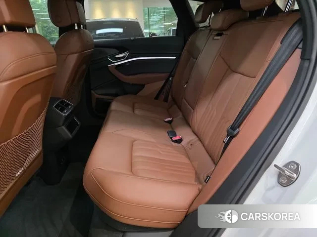 Audi e-Tron 2023 Белый из Кореи, фото 2