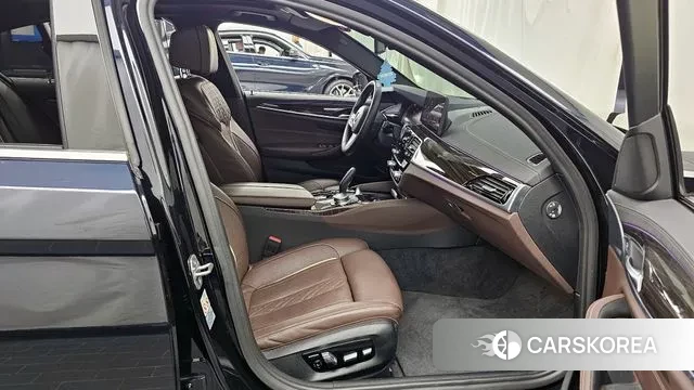 BMW 5 Series (G30) 2022 Черный из Кореи, фото 2