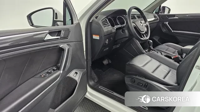 Volkswagen Tiguan second Generation 2018 Белый из Кореи, фото 2