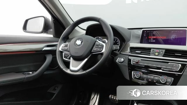 BMW X1 (F48) 2021 Черный из Кореи, фото 2