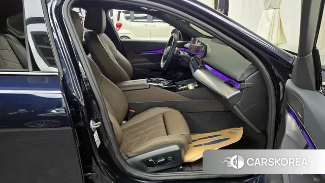 BMW 5 Series (G60) 2024 Черный из Кореи, фото 2