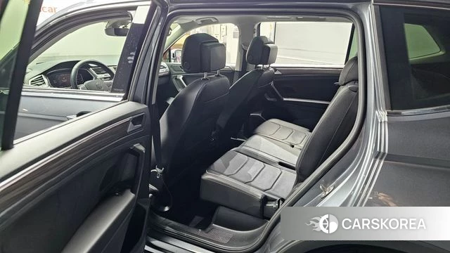 Volkswagen Tiguan Allspace 2023 Серый из Кореи, фото 2