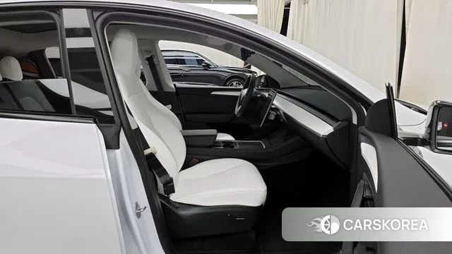 Tesla Model Y 2024 Белый из Кореи, фото 2