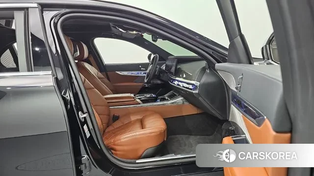 BMW 7 Series (G70) 2023 Черный из Кореи, фото 2