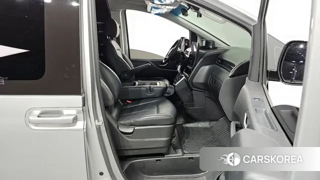 Hyundai Staria 2023 Серебряный из Кореи, фото 2