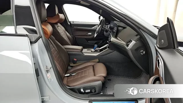 BMW i4 2022 Серебристо-серый из Кореи, фото 2