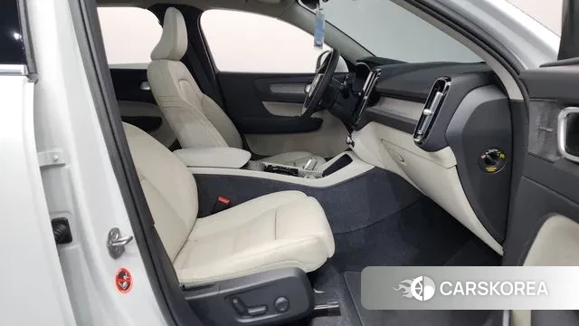 Volvo XC40 2023 Белый из Кореи, фото 2