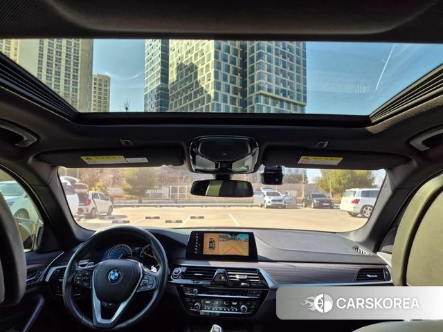 BMW 5 Series (G30) 2018 Серый из Кореи, фото 2