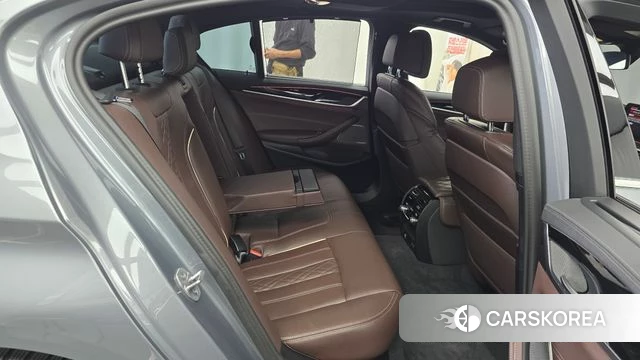 BMW 5 Series (G30) 2023 Серебристо-серый из Кореи, фото 2