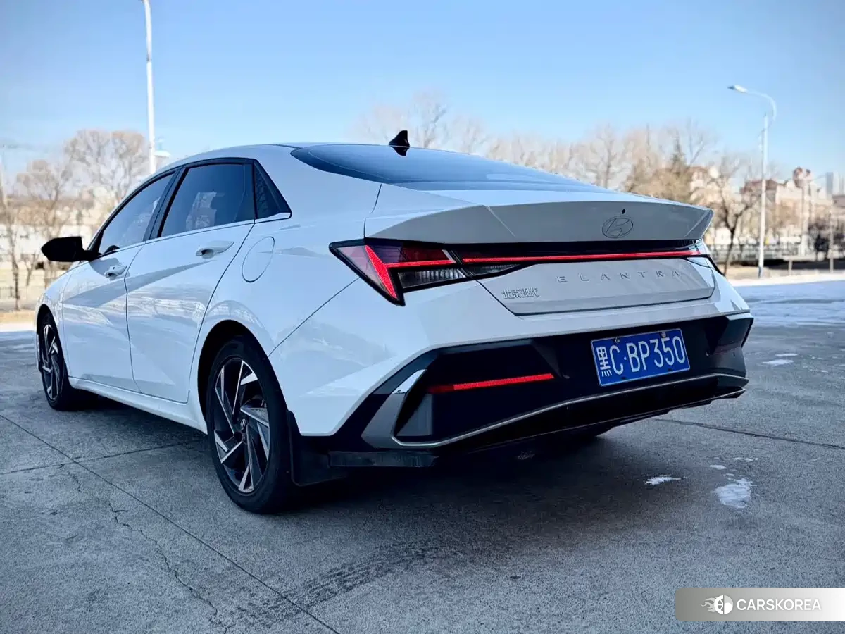 Hyundai Elantra 2023 Белый из Китая, фото 2