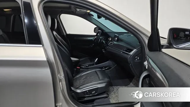 BMW X1 (F48) 2021 Песочный из Кореи, фото 2