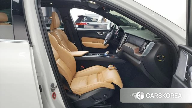 Volvo XC60 second Generation 2023 Белый из Кореи, фото 2